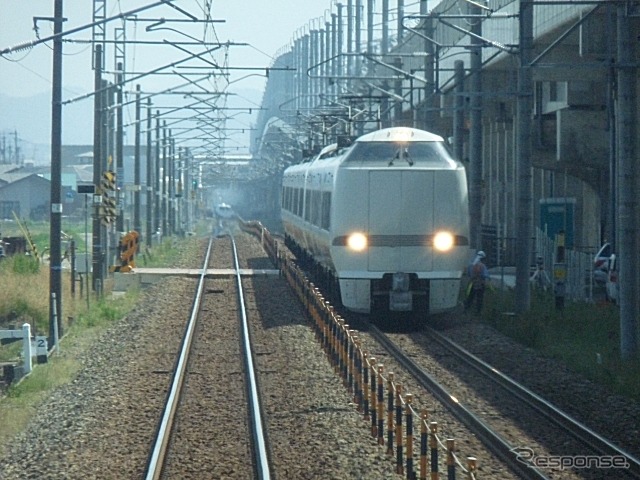 北陸新幹線の高架橋（右）の脇を走る特急列車。福井～金沢間では新たに特急『ダイナスター』が運転を開始する。