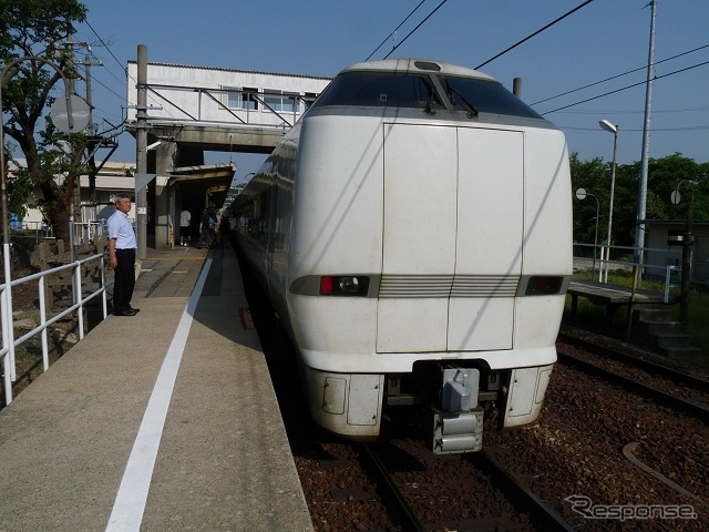 金沢～和倉温泉間では特急『能登かかり火』を新設。北陸新幹線並行在来線の経営分離により、運転区間の一部はIRいしかわ鉄道線になる。写真は和倉温泉駅に到着した特急列車。