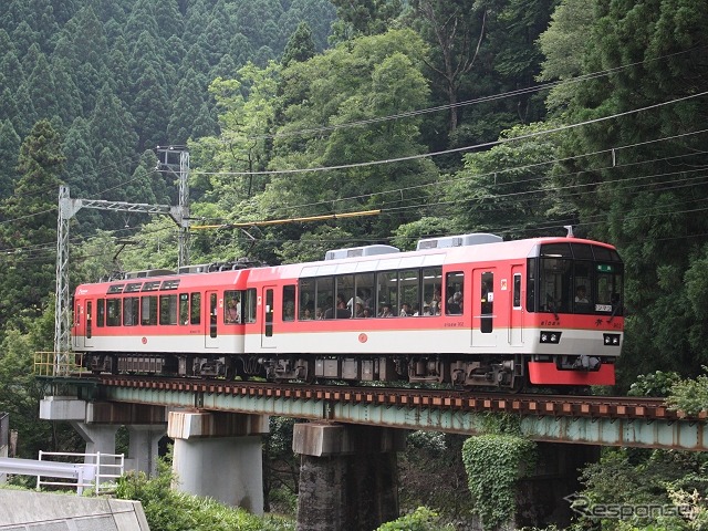 「叡電ハトマーク」は叡山電鉄の車両や駅などに掲出される。写真は900系「きらら」。