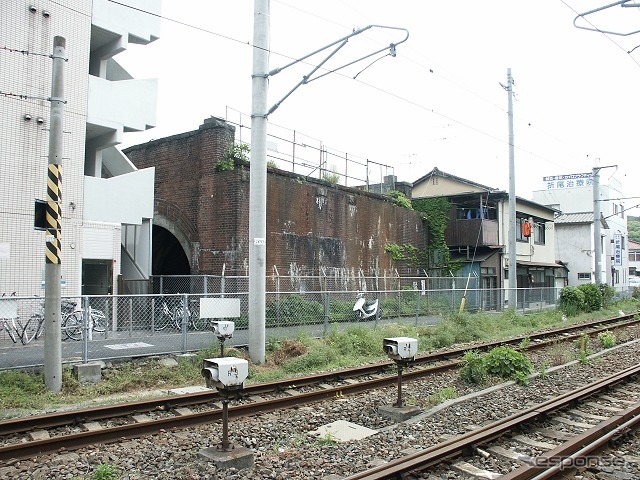 西鉄北九州線は黒崎駅前～熊西間を除き、2000年までに全廃された。写真は折尾駅に残された北九州線のレンガ橋（2005年）。