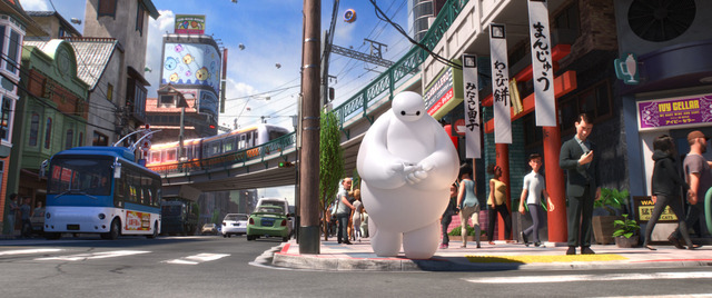 架空都市“サンフランソウキョウ”に佇むベイマックス/『ベイマックス』 -(C) 2014 Disney. All Rights Reserved.