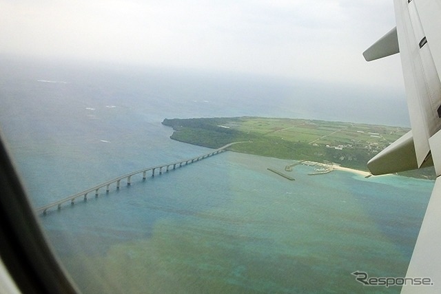 宮古空港に着陸する旅客機のなかから見えた来間島と来間大橋。この手前に宮古島がある