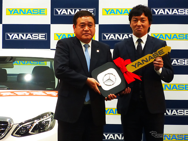 2014ヤナセ・ジャイアンツMVP賞を受賞した長野久義選手とヤナセ社長・井出健義氏