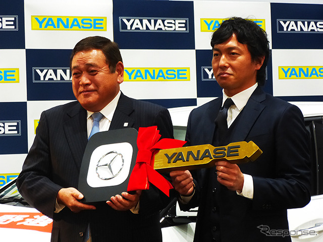 2014ヤナセ・ジャイアンツMVP賞を受賞した長野久義選手とヤナセ社長・井出健義氏(2014年12月24日、ヤナセ本社)