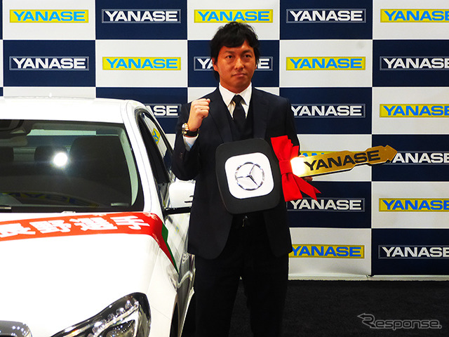 2014ヤナセ・ジャイアンツMVP賞を受賞した長野久義選手(2014年12月24日、ヤナセ本社)