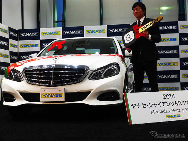 2014ヤナセ・ジャイアンツMVP賞を受賞した長野久義選手(2014年12月24日、ヤナセ本社)