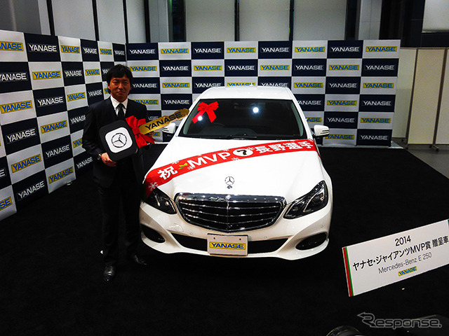 2014ヤナセ・ジャイアンツMVP賞を受賞した長野久義選手(2014年12月24日、ヤナセ本社)