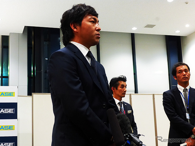 2014ヤナセ・ジャイアンツMVP賞を受賞した長野久義選手(2014年12月24日、ヤナセ本社)