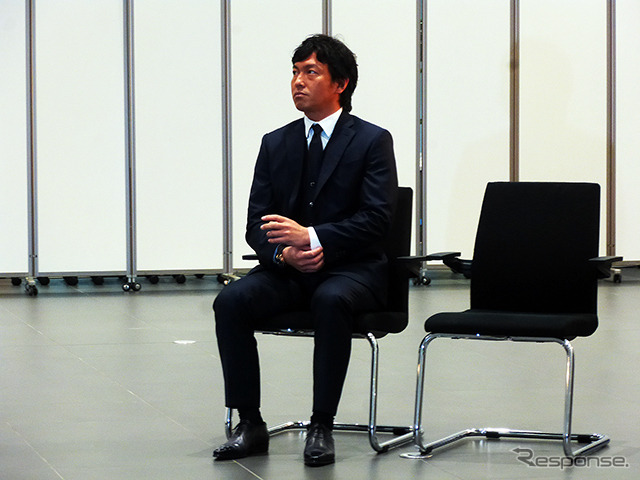 Eクラスを手にした長野久義選手(2014ヤナセ・ジャイアンツMVP賞贈呈式、2014年12月24日)