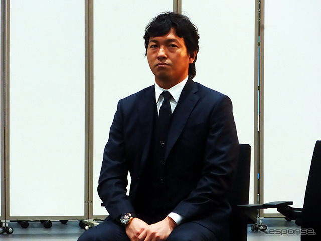 Eクラスを手にした長野久義選手(2014ヤナセ・ジャイアンツMVP賞贈呈式、2014年12月24日)