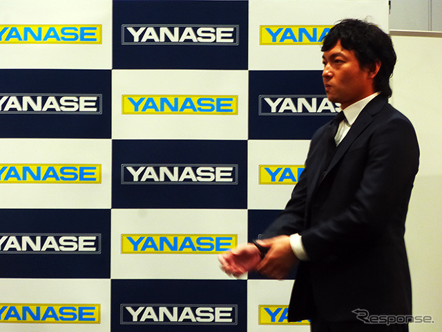 Eクラスを手にした長野久義選手(2014ヤナセ・ジャイアンツMVP賞贈呈式、2014年12月24日)