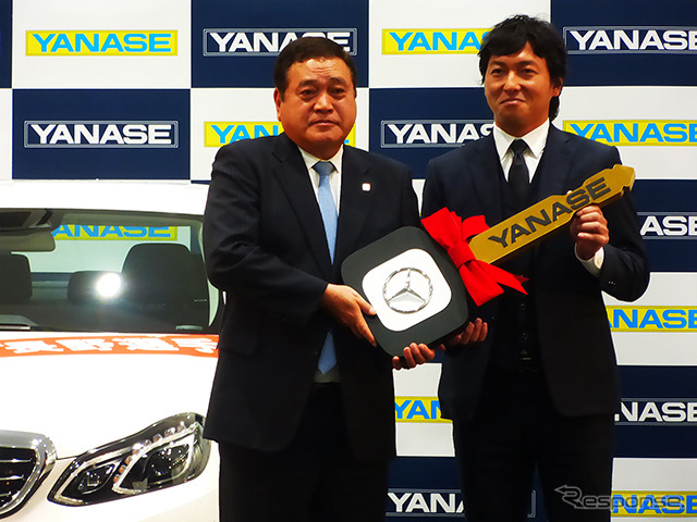 ヤナセ社長・井出健義氏と長野久義選手(2014ヤナセ・ジャイアンツMVP賞贈呈式、2014年12月24日)