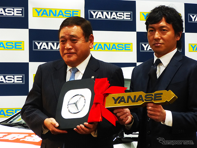 ヤナセ社長・井出健義氏と長野久義選手(2014ヤナセ・ジャイアンツMVP賞贈呈式、2014年12月24日)
