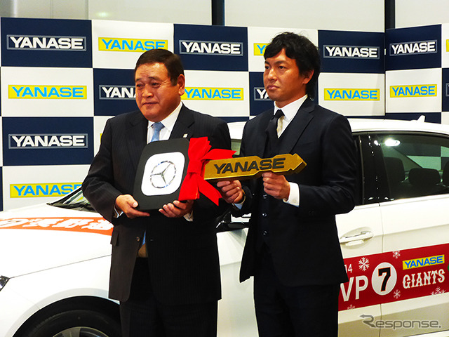 ヤナセ社長・井出健義氏と長野久義選手(2014ヤナセ・ジャイアンツMVP賞贈呈式、2014年12月24日)