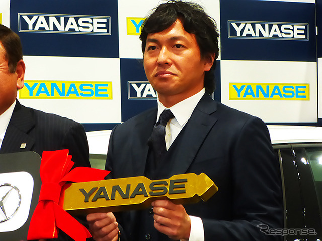 Eクラスを手にした長野久義選手(2014ヤナセ・ジャイアンツMVP賞贈呈式、2014年12月24日)