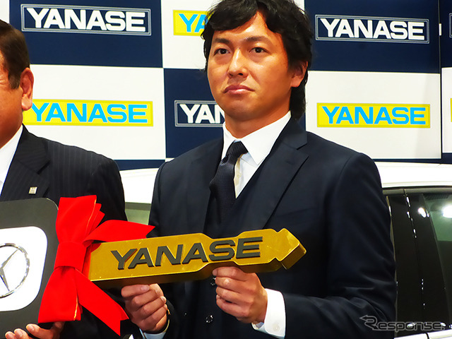 Eクラスを手にした長野久義選手(2014ヤナセ・ジャイアンツMVP賞贈呈式、2014年12月24日)