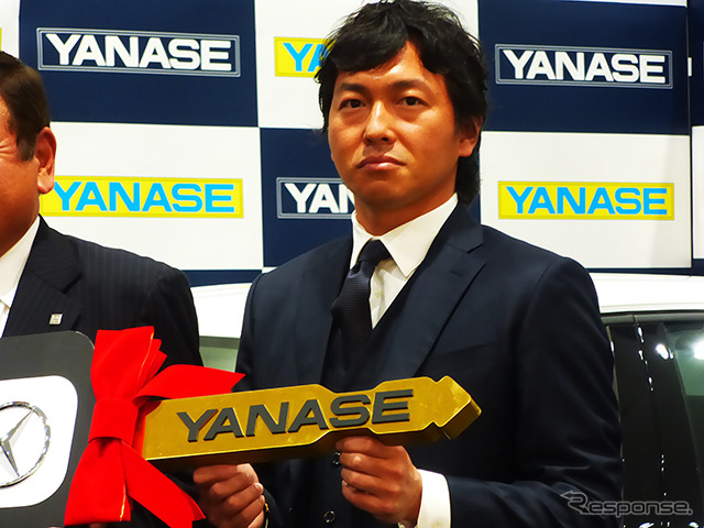 Eクラスを手にした長野久義選手(2014ヤナセ・ジャイアンツMVP賞贈呈式、2014年12月24日)