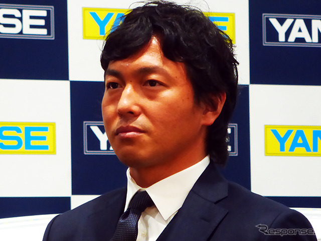 Eクラスを手にした長野久義選手(2014ヤナセ・ジャイアンツMVP賞贈呈式、2014年12月24日)