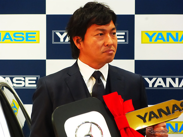 Eクラスを手にした長野久義選手(2014ヤナセ・ジャイアンツMVP賞贈呈式、2014年12月24日)