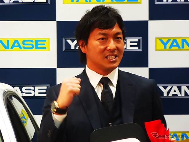 Eクラスを手にした長野久義選手(2014ヤナセ・ジャイアンツMVP賞贈呈式、2014年12月24日)