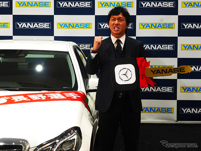 Eクラスを手にした長野久義選手(2014ヤナセ・ジャイアンツMVP賞贈呈式、2014年12月24日)