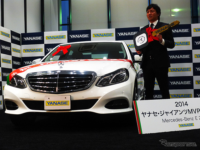 Eクラスを手にした長野久義選手(2014ヤナセ・ジャイアンツMVP賞贈呈式、2014年12月24日)