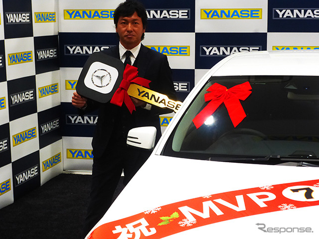 Eクラスを手にした長野久義選手(2014ヤナセ・ジャイアンツMVP賞贈呈式、2014年12月24日)