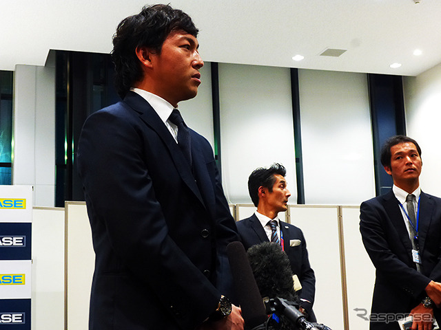Eクラスを手にした長野久義選手(2014ヤナセ・ジャイアンツMVP賞贈呈式、2014年12月24日)