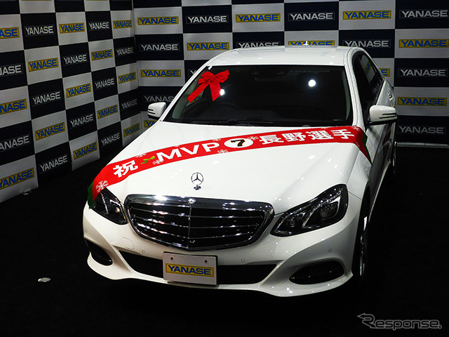 長野久義選手に贈られたメルセデスE250(2014ヤナセ・ジャイアンツMVP賞贈呈式、2014年12月24日)