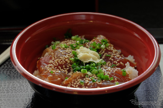 御前崎近くの海鮮なぶら市場のかつお漬け丼。500円だが美味。