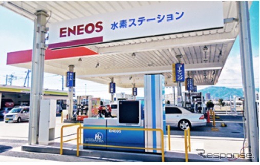 Dr.Drive海老名中央店の水素充填機（手前）とガソリン計量機（奥）の設置状況