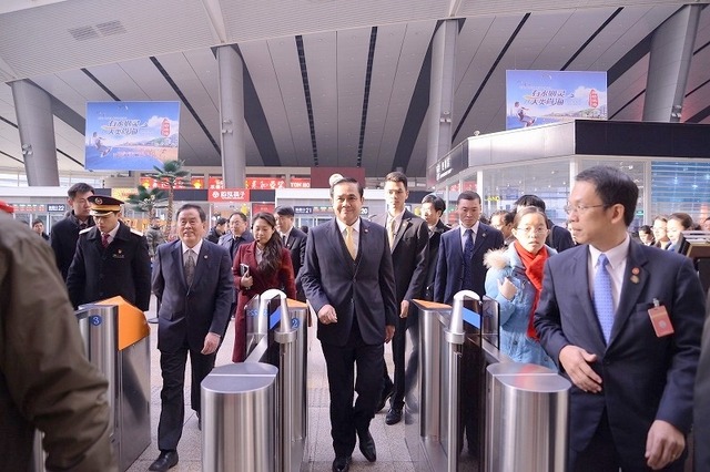 タイ軍政首相、中国で高速鉄道に試乗