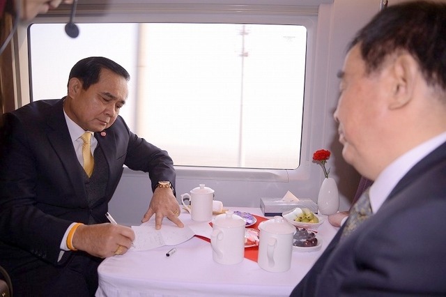 タイ軍政首相、中国で高速鉄道に試乗