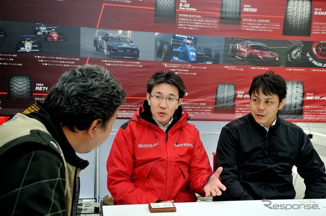PSタイヤ開発第一部の渡辺信幸部長(中央)と脇山雅史課長(右)