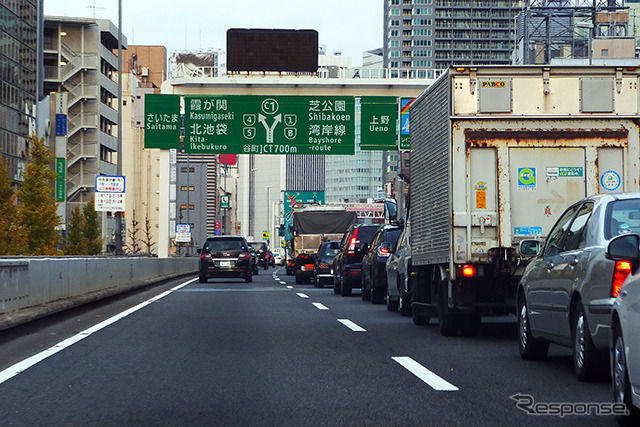 帰省ラッシュで渋滞する道中、子どもたちはタブレットで勉強するという時代へ……