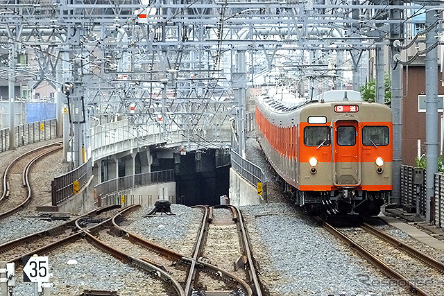 東武博物館で動態保存されている6両編成(8111)。曳舟駅付近を行く