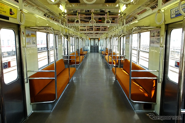 8000系(81111)の車内