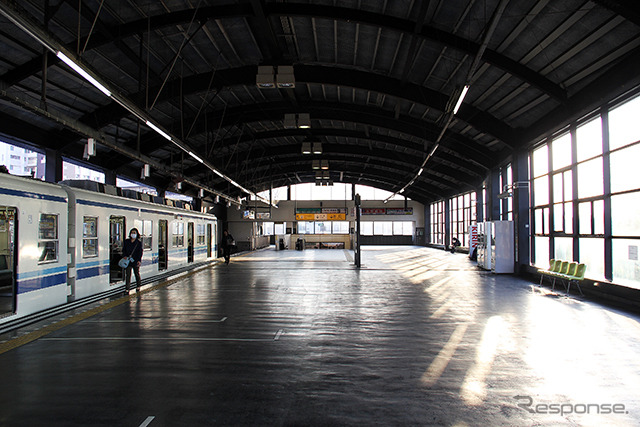 西日が差し込む大師前駅(足立区西新井)に止まる8000系2両編成