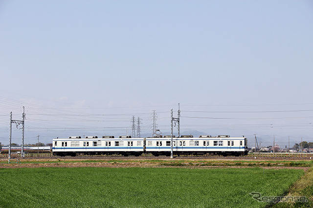 東武小泉線の篠崎駅(群馬県邑楽郡邑楽町)と東大泉駅の間を行く2両の8000系