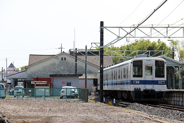 西小泉駅(群馬県邑楽郡大泉町)に止まる2両の8000系