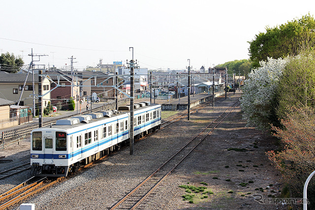 館林駅を目指し西小泉駅(群馬県邑楽郡大泉町)を発つ2両の8000系
