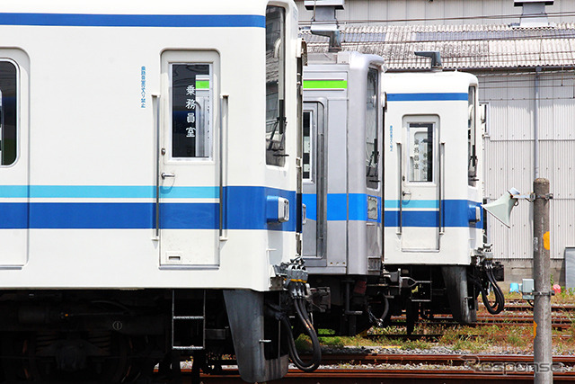 南栗橋車両管区七光台支所(千葉県野田市)で休む野田線の8000系。グレーの車両は10000系