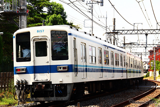 東武野田線大宮公園駅付近を行く8000系(6両)