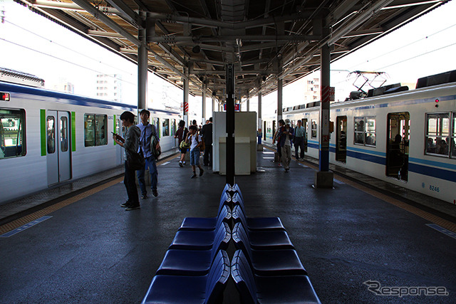 東武野田線船橋駅で並ぶ60000系(左)と8000系