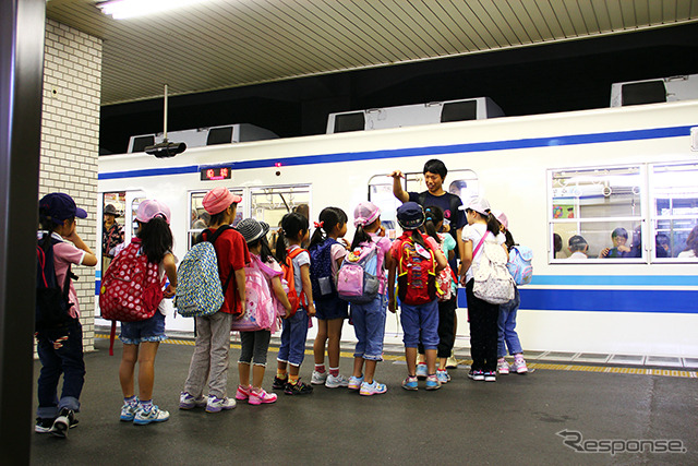 船橋駅で子どもたちの乗車を待つ東武野田線8000系(6両)