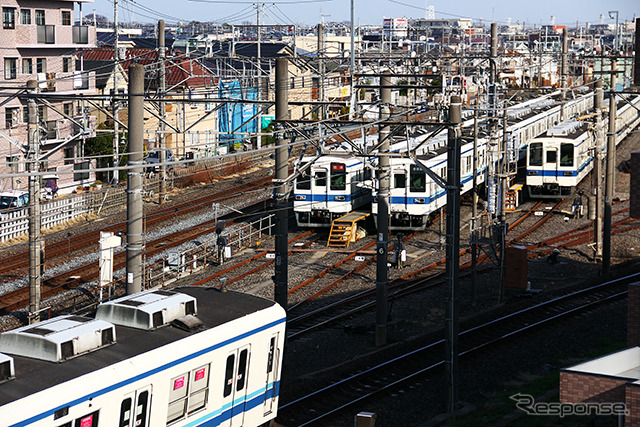春日部駅を出た野田線の8000系と留置線で休む8000系