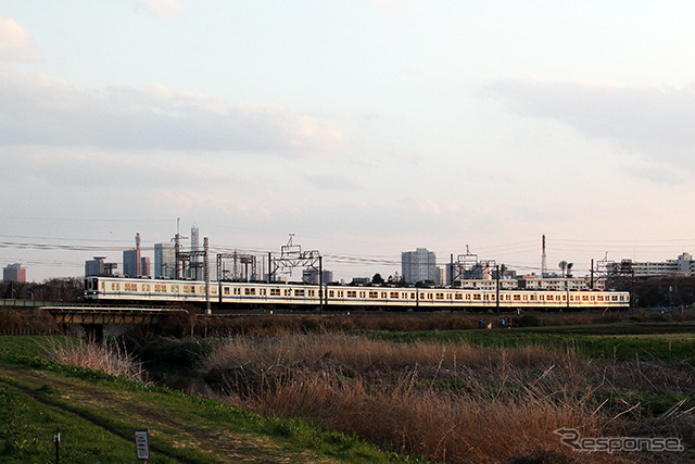 見沼代用水を引く田畑と、その間を駆け抜ける東武野田線8000系(さいたま市北区土呂町)