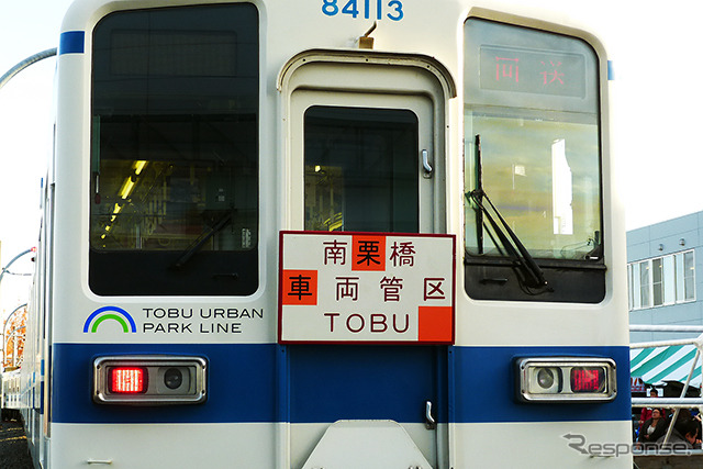 車両基地イベントでファンに囲まれる8000系。赤いランプを灯して……