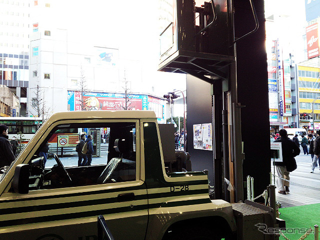 後方のゴンドラ下にはボンベやアウトリガーが積まれている(東京・秋葉原、12月27日)