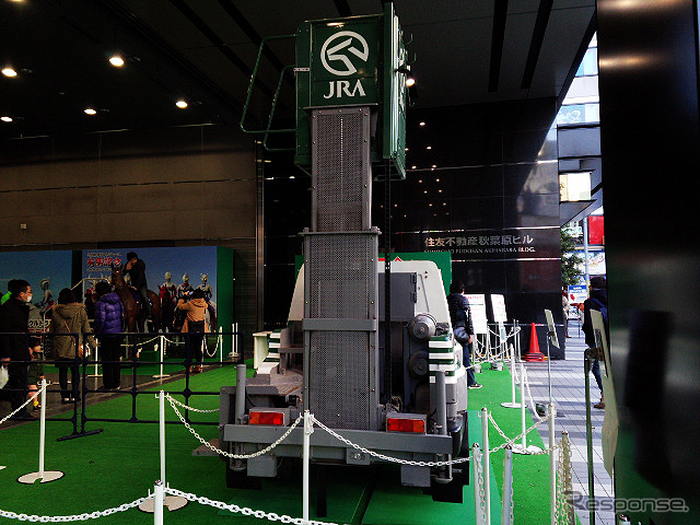 後方のゴンドラ下にはボンベやアウトリガーが積まれている(東京・秋葉原、12月27日)